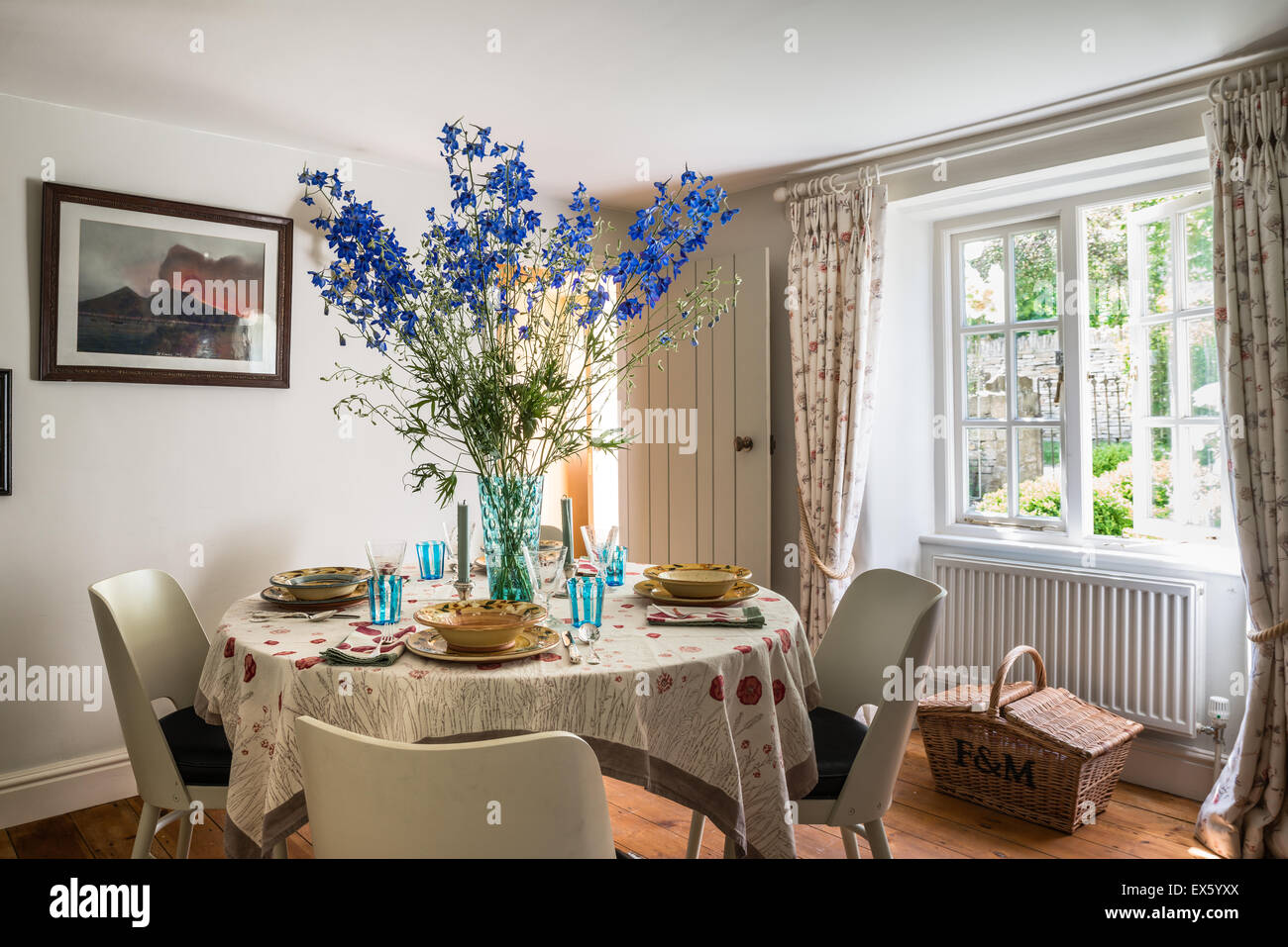 Runder Tisch im Ferienhaus Speisesaal Wände gemalt Zoffany Paris grau Stockfoto