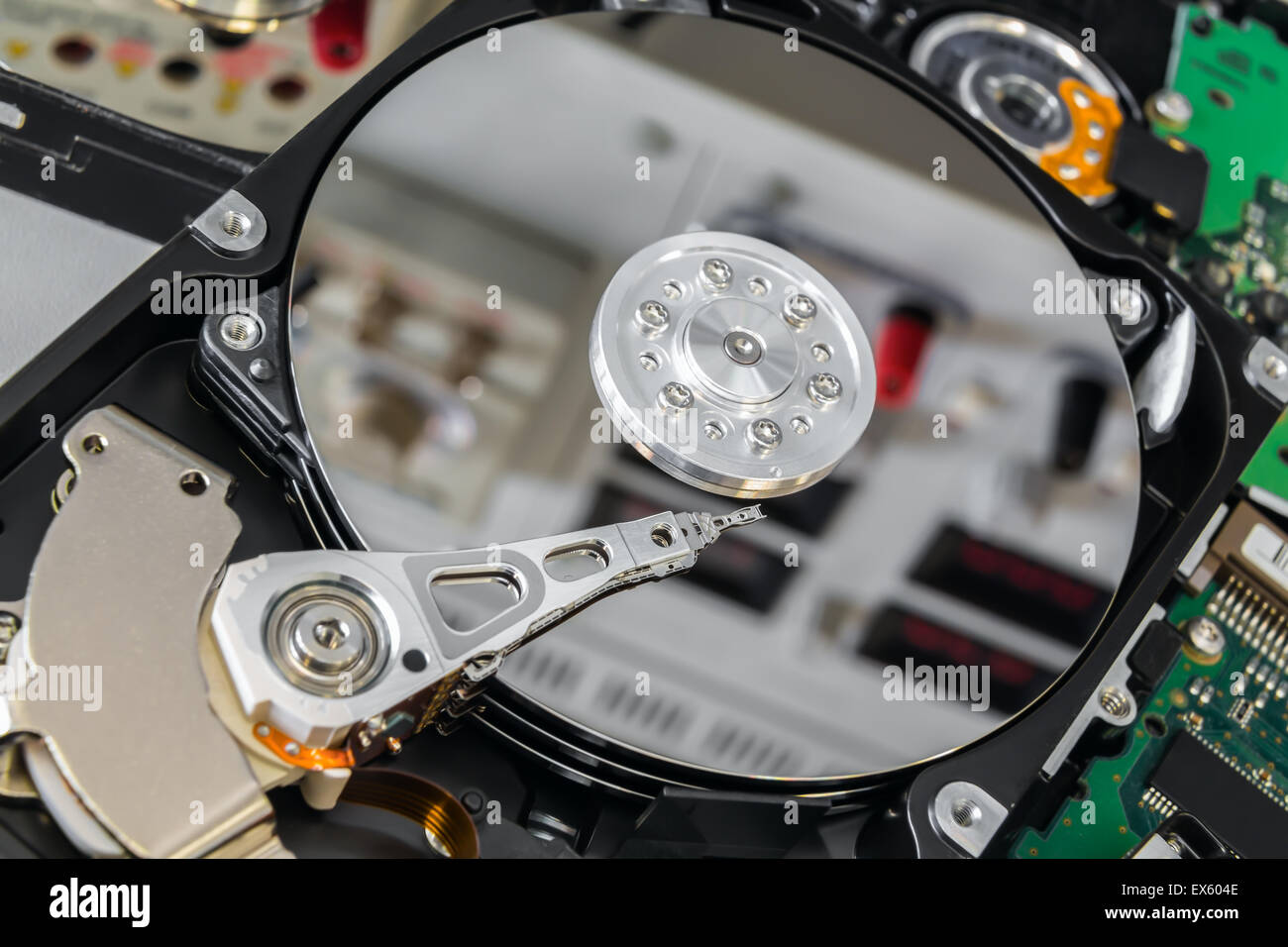 Defekte HDD eröffnet in ein elektronisches Labor bereit für Reparatur Stockfoto