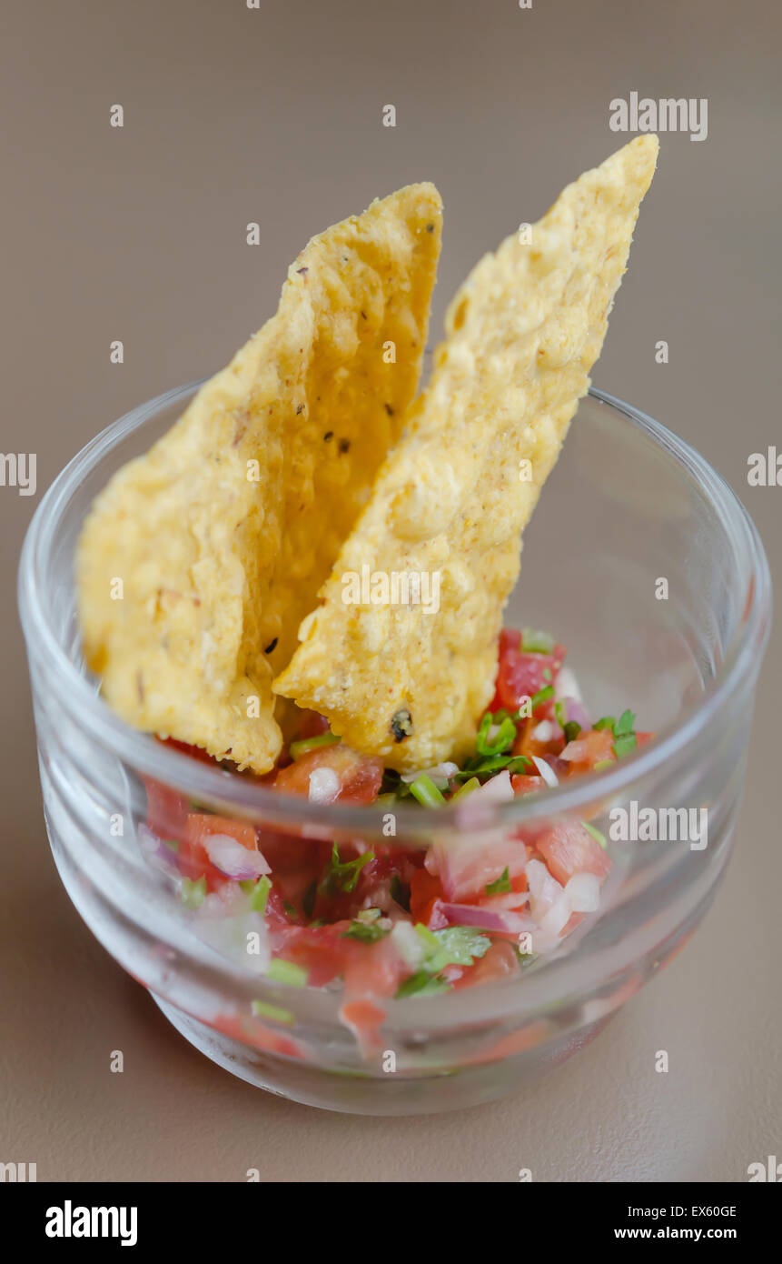 Tortillachips mit Salsa dip im Cocktailglas Stockfoto