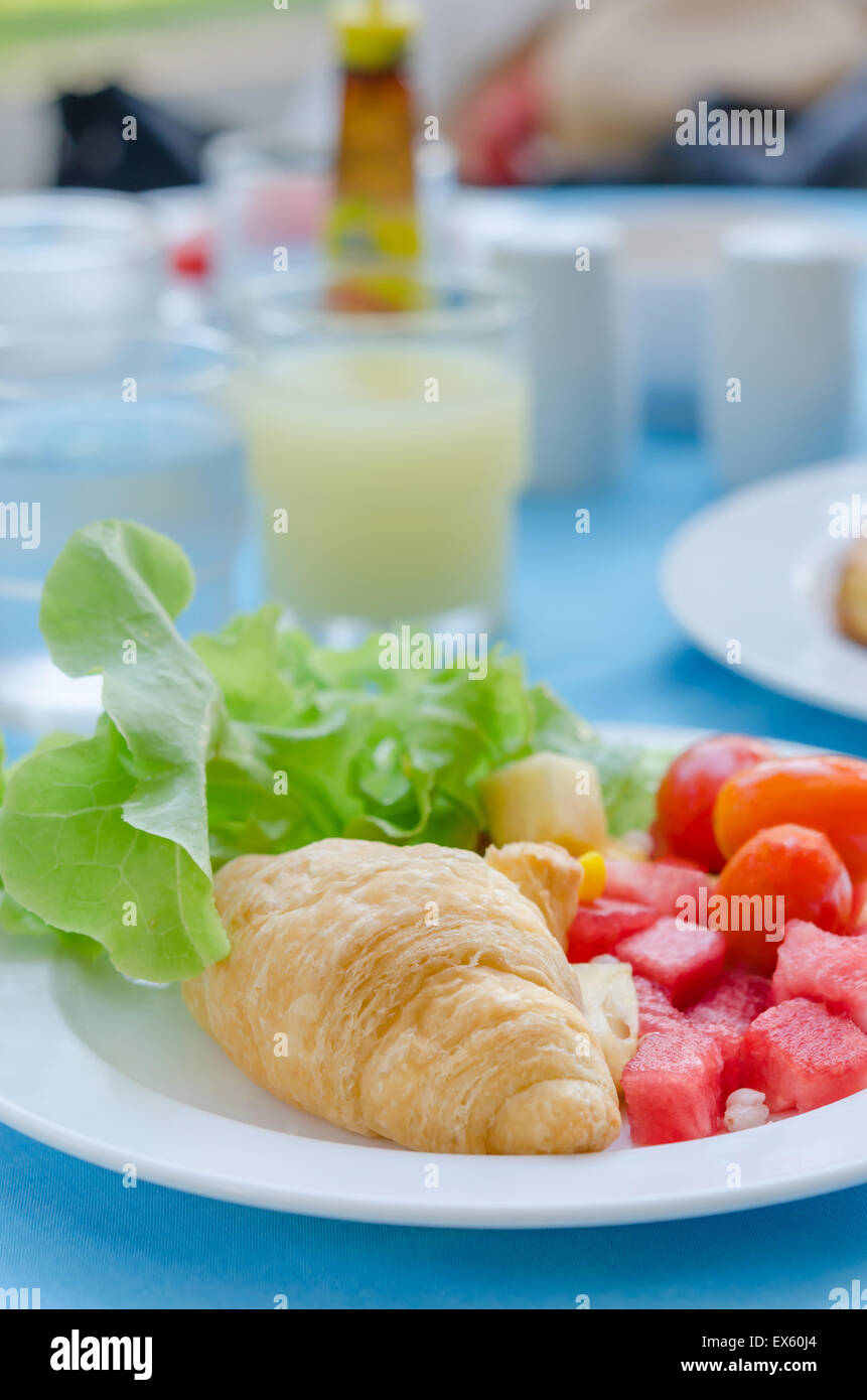 Eine Frühstück Croissant mit mischen Obstsalat Stockfoto