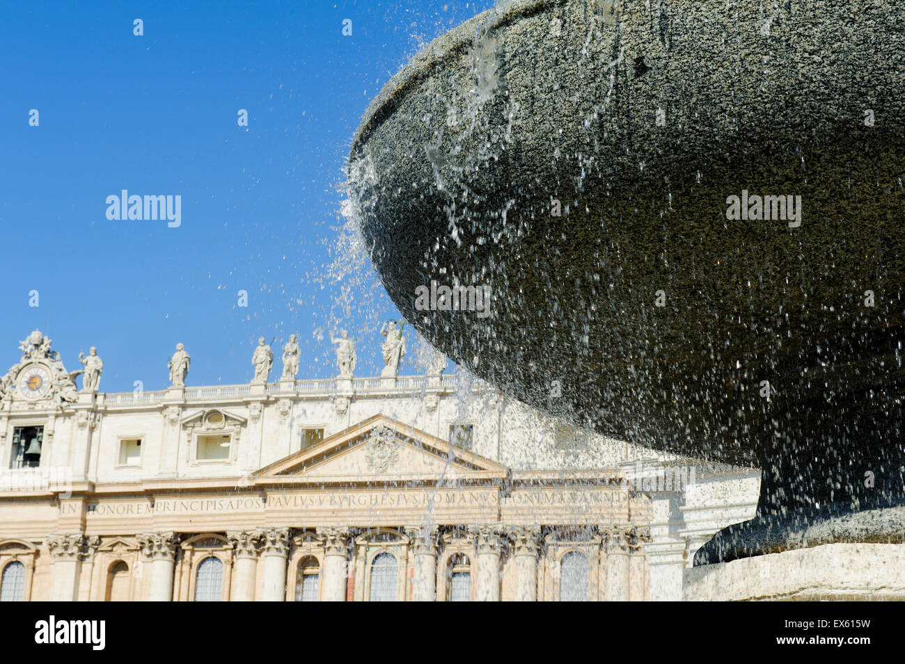 Ein Brunnen in St. Peter-Platz in Rom, Italien, Kathedrale im Hintergrund Stockfoto