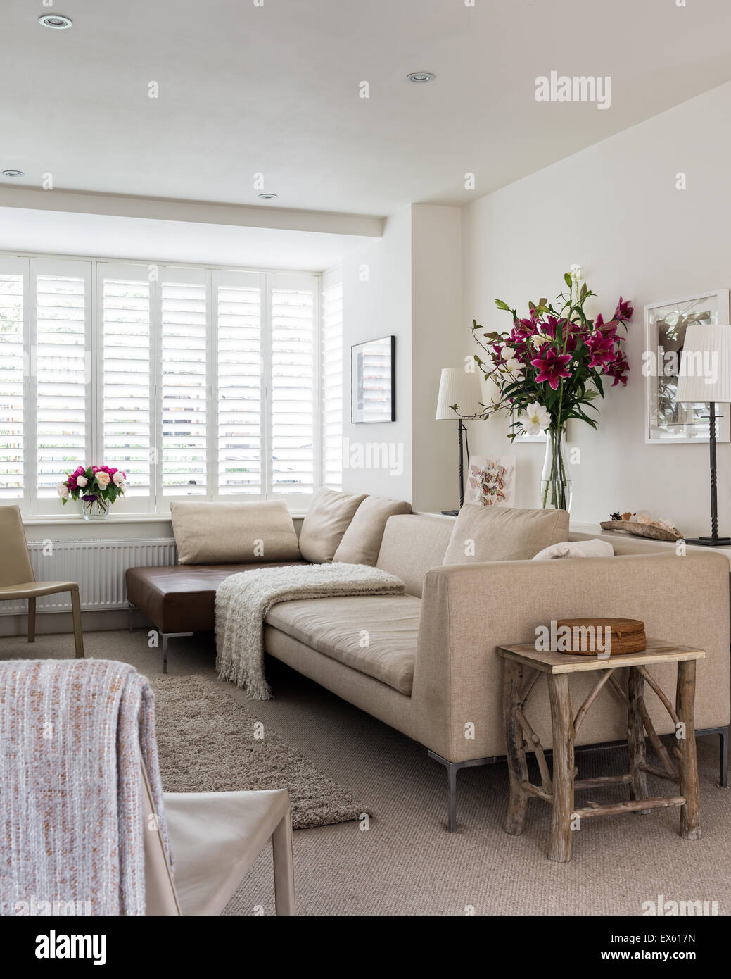 Haferflocken-Sofa und Leder Couchtisch aus B & B Italia im Wohnzimmer mit Zara  Home Beistelltisch und Lebensraum Lampen Stockfotografie - Alamy