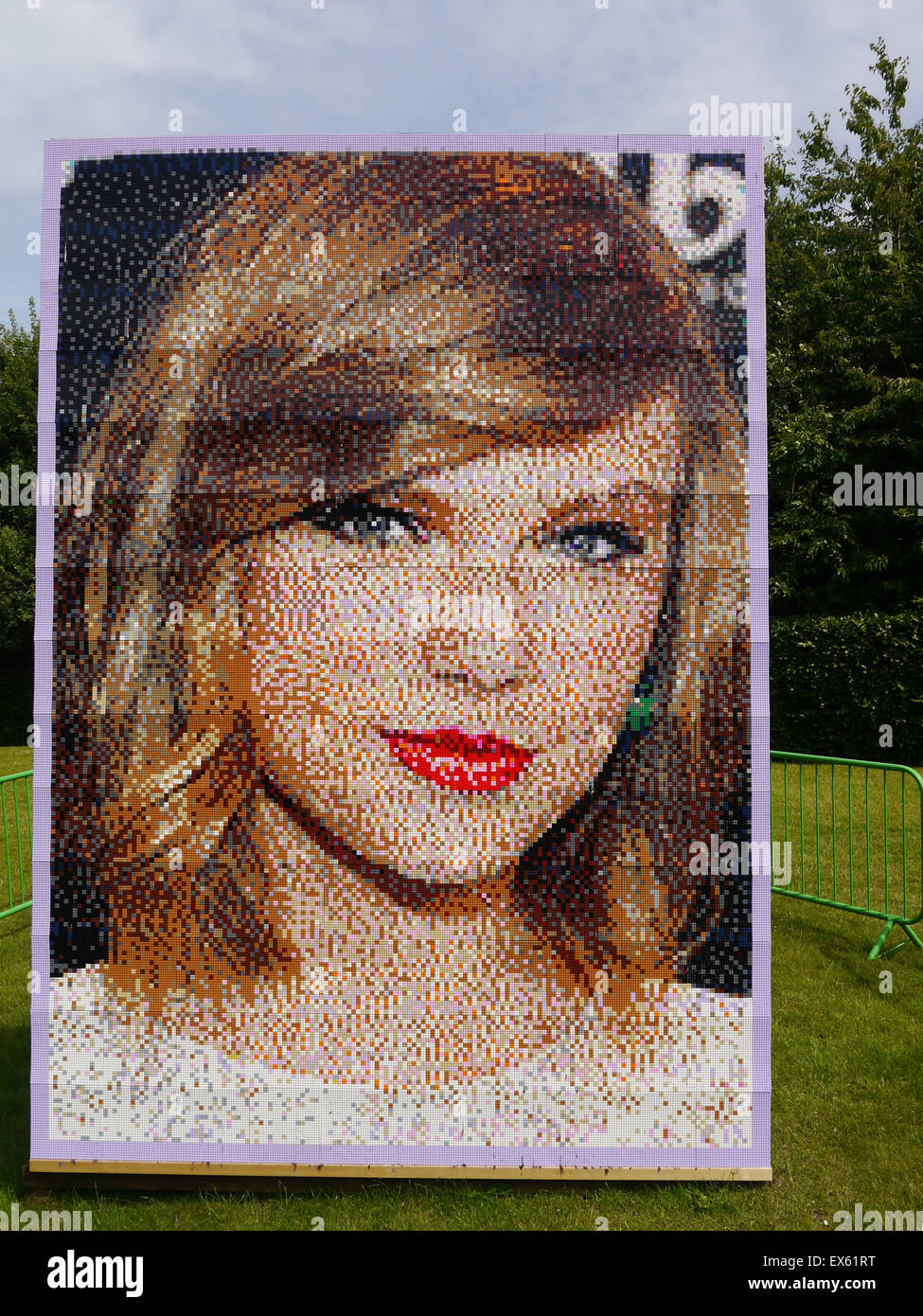 Ein Mosaik-Porträt von Taylor Swift aus 38.400 Einzelstücke von Lego im Legoland Windsor Resort, England hergestellt. Stockfoto