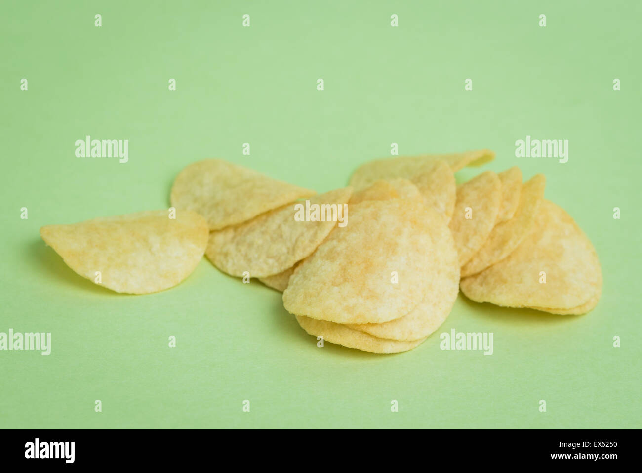 Eine Makroaufnahme Mini Kartoffel-Chips auf einem grünen Hintergrund. Stockfoto