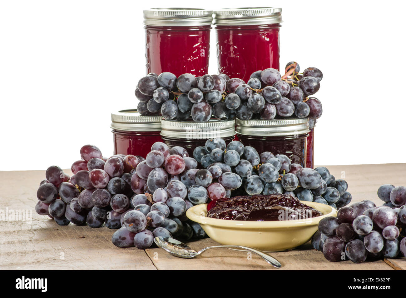 Schüssel mit frischen Trauben Gelee mit Trauben und Gläser isoliert Stockfoto