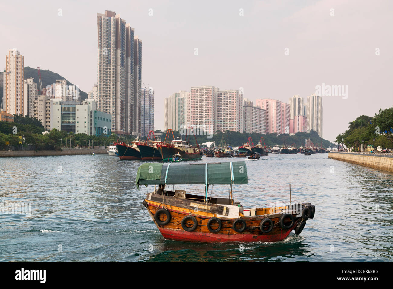 Aberdeen Harbour, Hong Kong mit einem vorbeifahrenden Sampan Boot. Stockfoto
