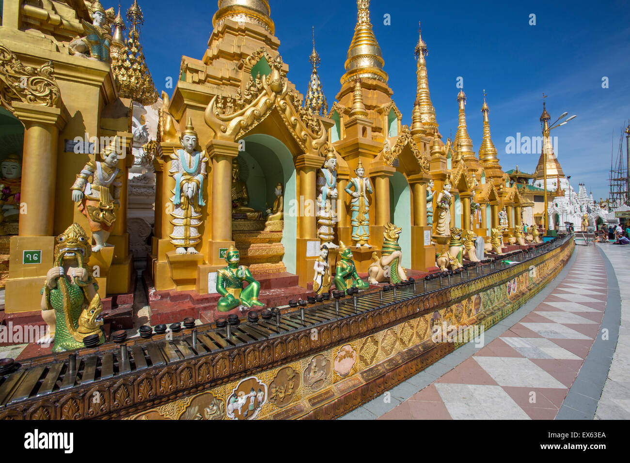 Buddhistische Schreine kreisenden Shwedagon Pagode in Yangon, Myanmaar Stockfoto