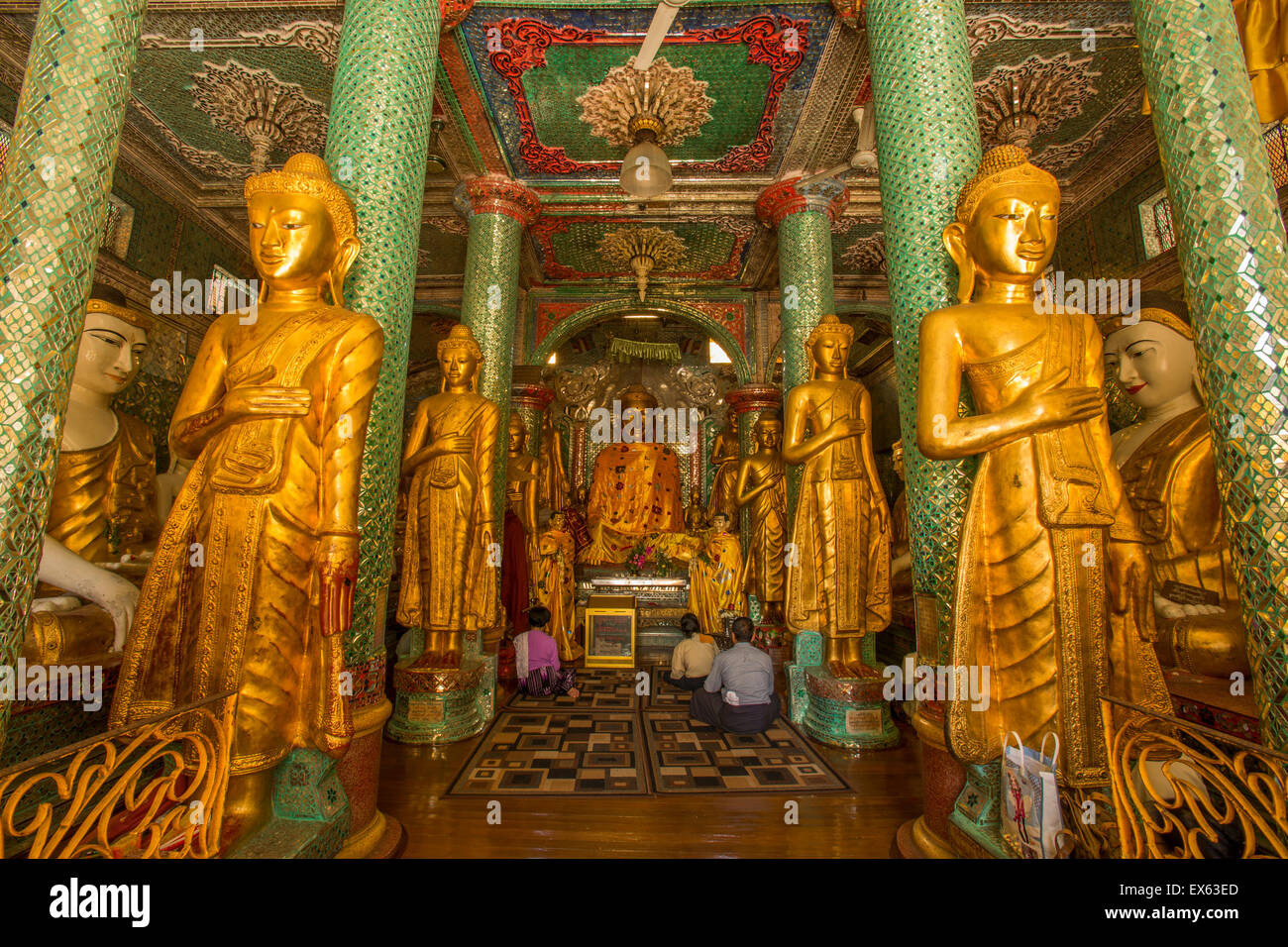 Devotional Halle der Buddhas Shwedagon Pagode, Yangon, Myanmar Stockfoto