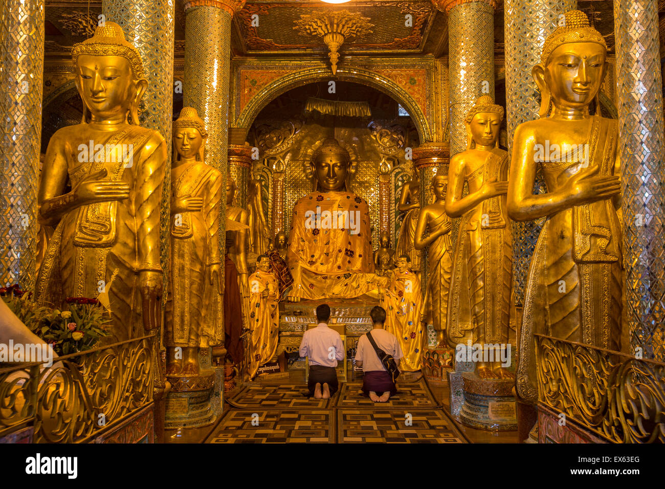 Goldene devotional Halle der Buddhas Shwedagon Pagode, Yangon, Myanmar Stockfoto