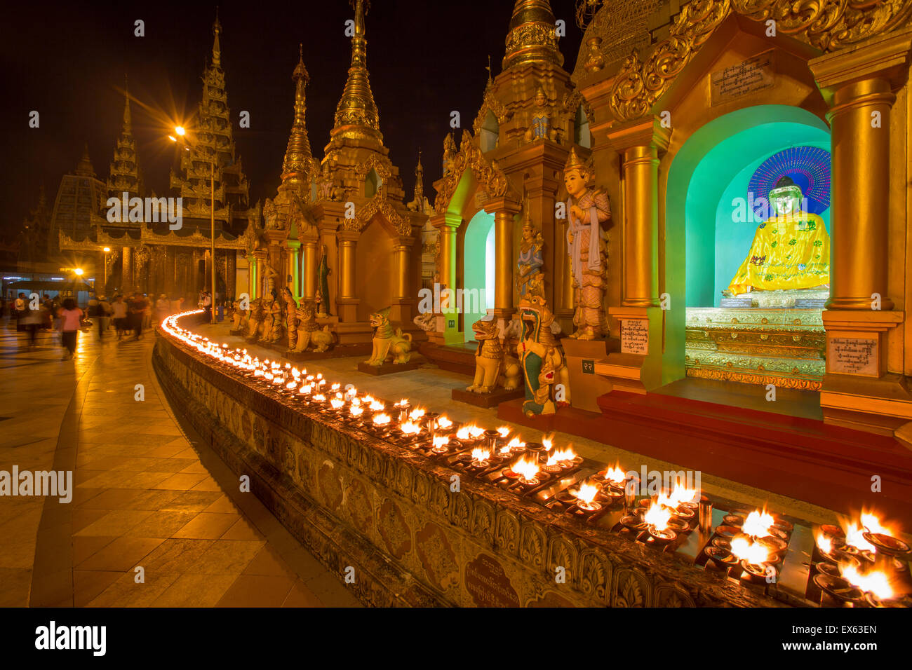 Shwedagon Pagode Kerze Angebote, Yangon, Myanmar Stockfoto