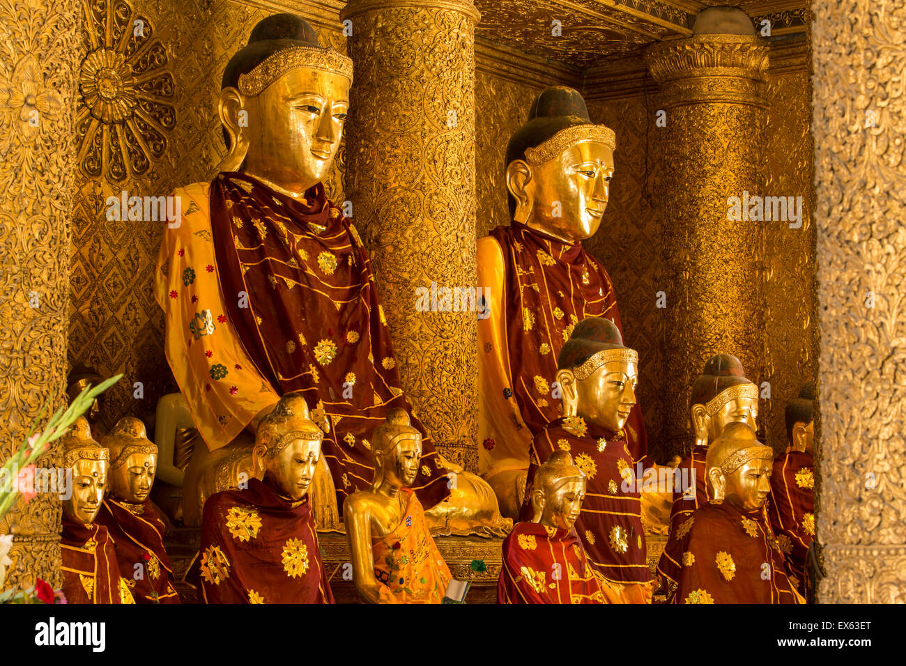 Buddha-Statuen an der Shwedagon-Pagode, Yangon, Myanmar Stockfoto