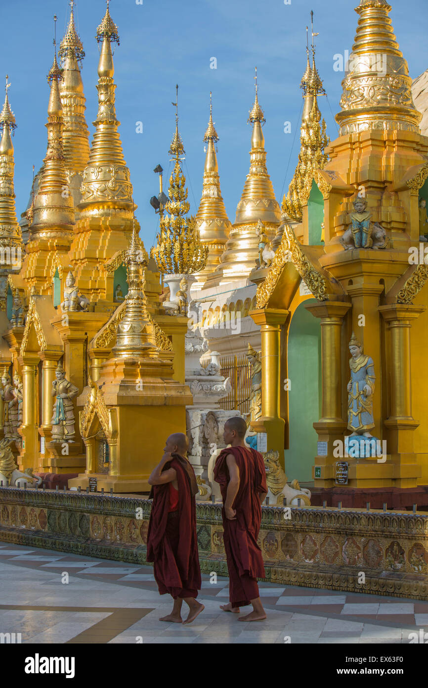 Mönche in der Shwedagon-Pagode, Yangon, Myanmar Stockfoto