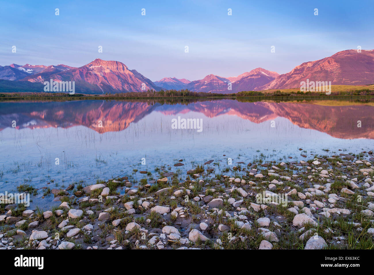 Morgen Reflexion, Maskinonge See, Waterton Lakes National Park, Alberta, Kanada Stockfoto