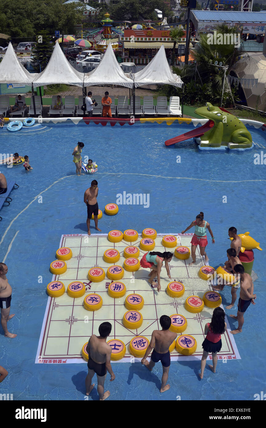 Chongqing, Chongqing, CHN. 7. Juli 2015. Chongqing, CHINA - 7. Juli 2015: (Nur zur redaktionellen Verwendung. CHINA aus) Menschen erleben Sie die Freude des Spielens chinesisches Schach im Wasser während einer Schachpartie im Wasserpark auf Yangren Straße. Wie Chongqing in heißen Tagen kommt, kurzem Wasserpark in Yangren Straße Unterhaltung des chinesischen Schach im Wasser für Touristen Urlaub verbringen. Das Jaint Schachbrett ist 20ãŽ¡und der Durchmesser jedes Schachfigur beträgt 50 cm. Credit: SIPA Asien/ZUMA Draht/Alamy Live News Stockfoto