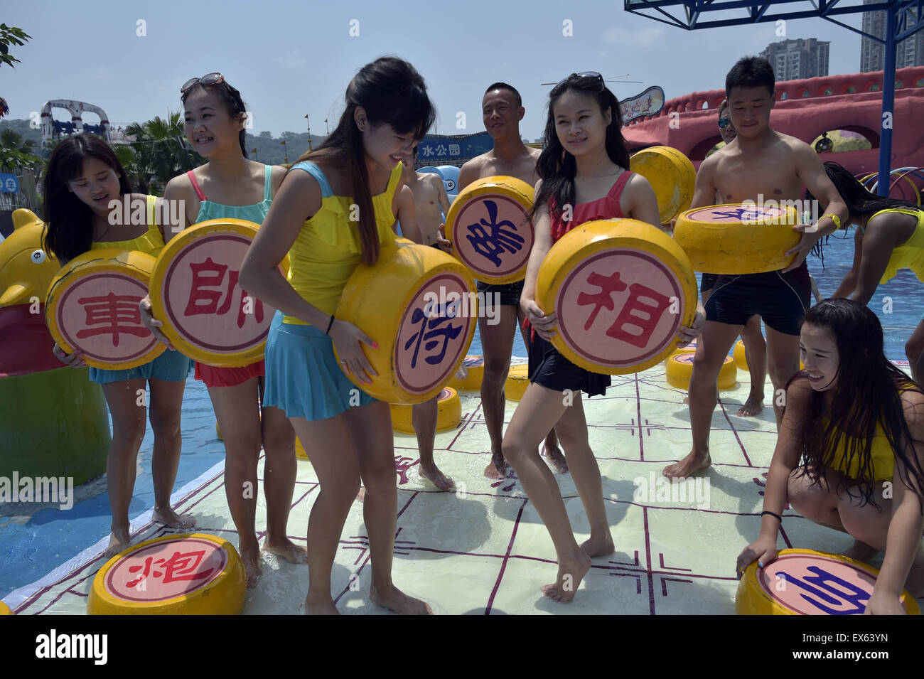 Chongqing, Chongqing, CHN. 7. Juli 2015. Chongqing, CHINA - 7. Juli 2015: (Nur zur redaktionellen Verwendung. CHINA aus) Menschen erleben Sie die Freude des Spielens chinesisches Schach im Wasser während einer Schachpartie im Wasserpark auf Yangren Straße. Wie Chongqing in heißen Tagen kommt, kurzem Wasserpark in Yangren Straße Unterhaltung des chinesischen Schach im Wasser für Touristen Urlaub verbringen. Das Jaint Schachbrett ist 20ãŽ¡und der Durchmesser jedes Schachfigur beträgt 50 cm. Credit: SIPA Asien/ZUMA Draht/Alamy Live News Stockfoto