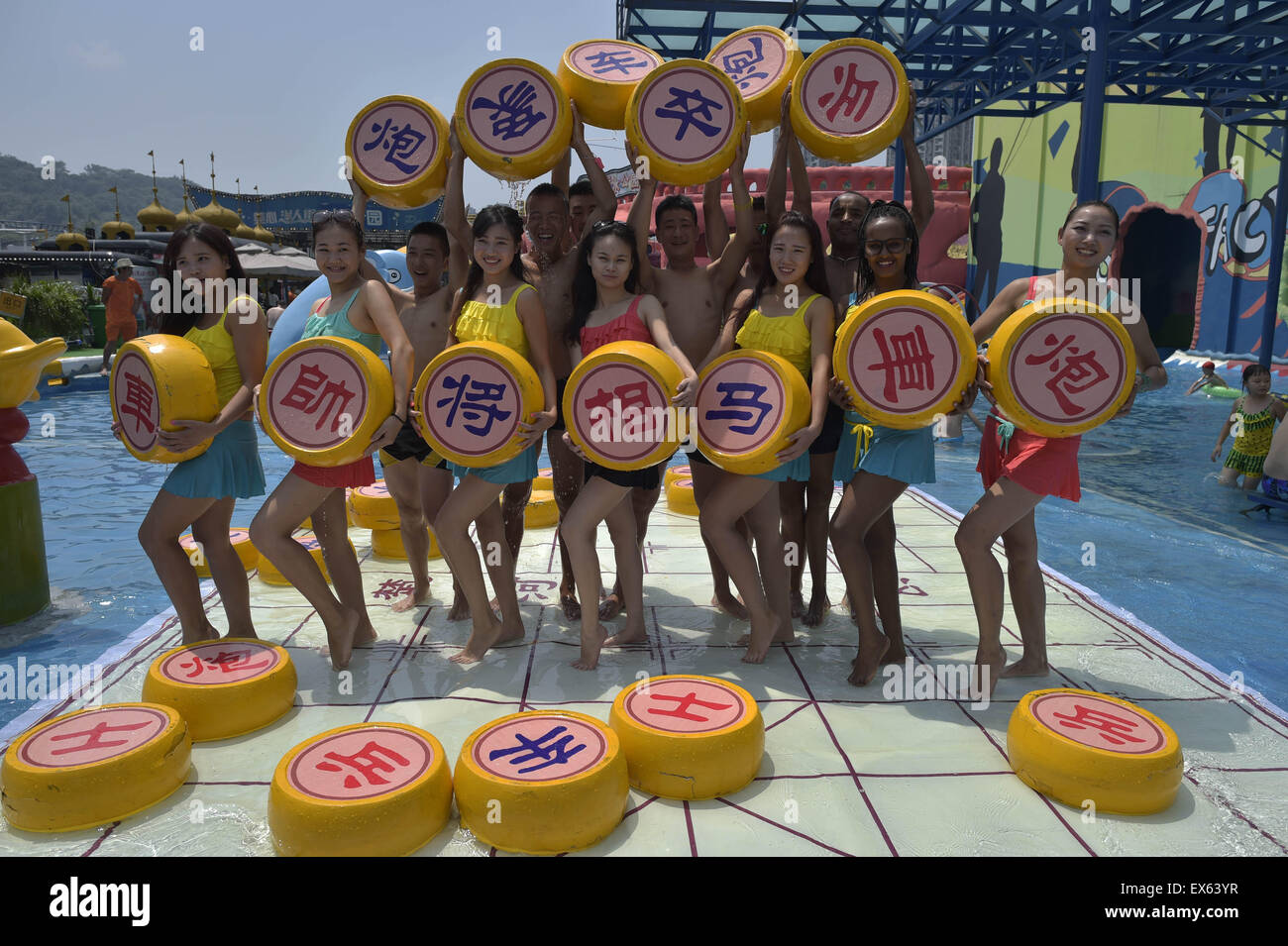 Chongqing, Chongqing, CHN. 7. Juli 2015. Chongqing, CHINA - 7. Juli 2015: (Nur zur redaktionellen Verwendung. CHINA aus) Menschen erleben Sie die Freude des Spielens chinesisches Schach im Wasser während einer Schachpartie im Wasserpark auf Yangren Straße. Wie Chongqing in heißen Tagen kommt, kurzem Wasserpark in Yangren Straße Unterhaltung des chinesischen Schach im Wasser für Touristen Urlaub verbringen. Das Jaint Schachbrett ist 20ãŽ¡und der Durchmesser jedes Schachfigur beträgt 50 cm. Credit: SIPA Asien/ZUMA Draht/Alamy Live News Stockfoto