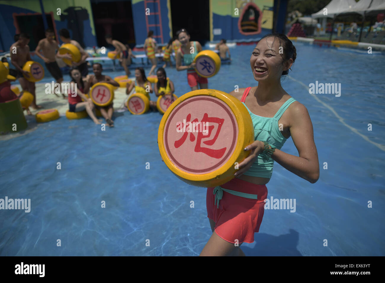 Chongqing, Chongqing, CHN. 7. Juli 2015. Chongqing, CHINA - 7. Juli 2015: (Nur zur redaktionellen Verwendung. CHINA aus) Menschen erleben Sie die Freude des Spielens chinesisches Schach im Wasser während einer Schachpartie im Wasserpark auf Yangren Straße. Wie Chongqing in heißen Tagen kommt, kurzem Wasserpark in Yangren Straße Unterhaltung des chinesischen Schach im Wasser für Touristen Urlaub verbringen. Das Jaint Schachbrett ist 20ãŽ¡und der Durchmesser jedes Schachfigur beträgt 50 cm. Credit: SIPA Asien/ZUMA Draht/Alamy Live News Stockfoto