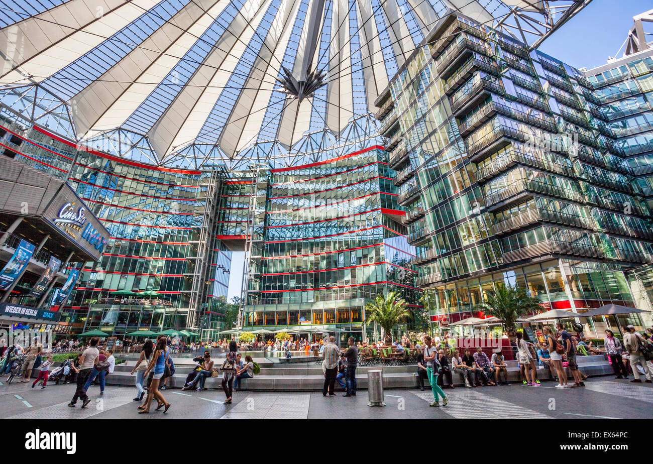 Deutschland, Berlin, Potsdamer Platz, Blick auf das zentrale Forum des Sony-Centers mit seinen gläsernen Decke Stockfoto