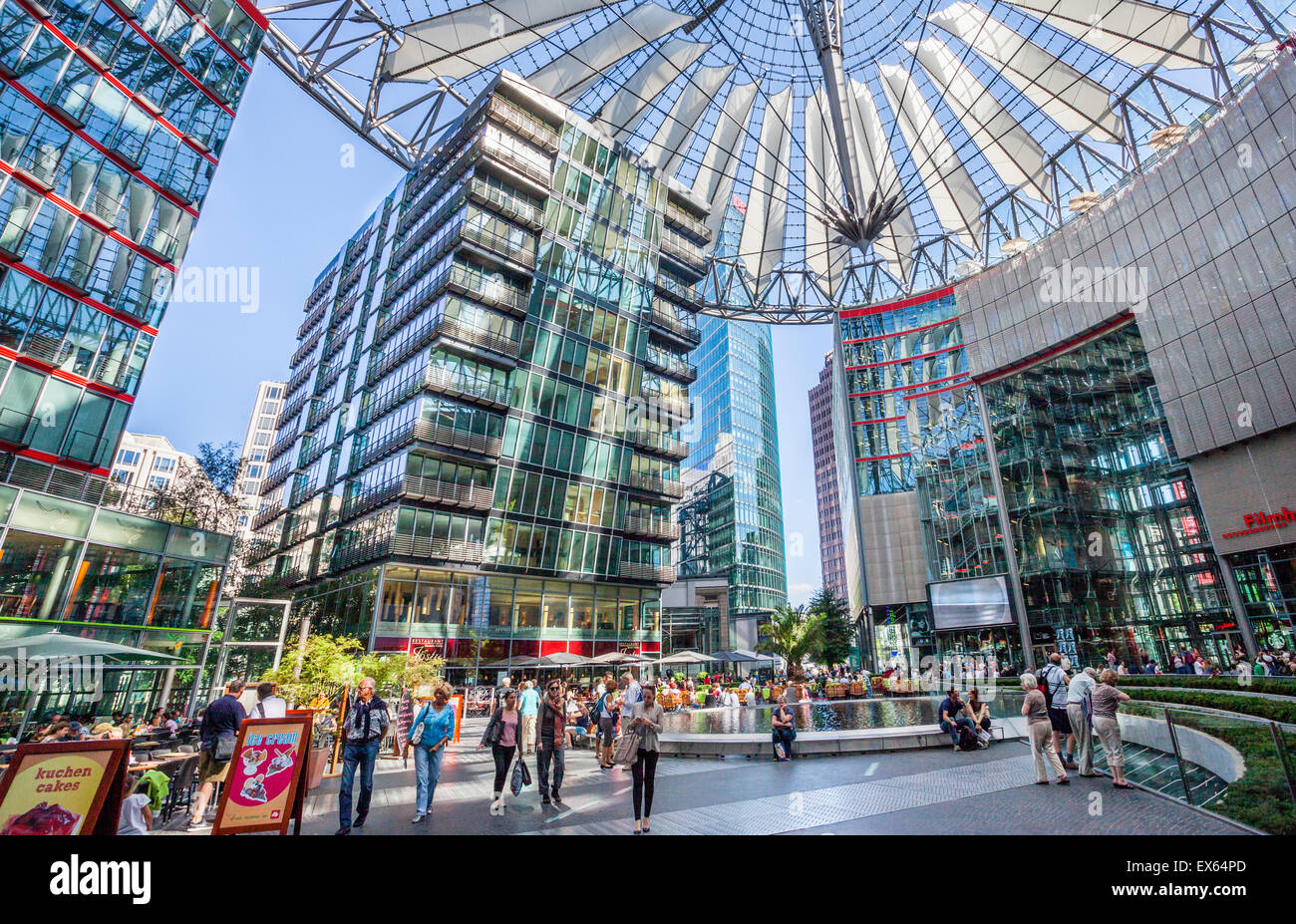 Deutschland, Berlin, Potsdamer Platz, Blick auf das zentrale Forum des Sony-Centers mit seinen gläsernen Decke Stockfoto