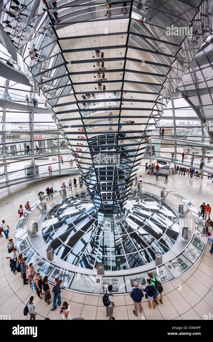 Deutschland, Berlin, Reichstagsgebäude, Innenansicht des Glas-Kuppel von Norman Foster entworfen mit Doppel-Helix Parkspindeln Stockfoto