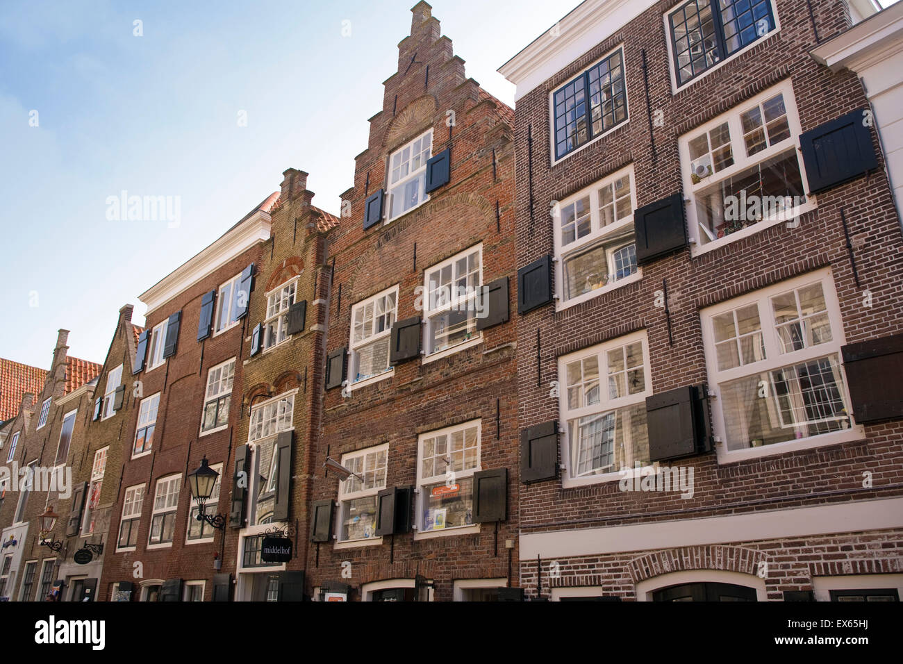 Europa, Niederlande, Zeeland, Häuser an der Straße Meelstraat in Zierikzee auf der Halbinsel Schouwen-Duiveland. Stockfoto