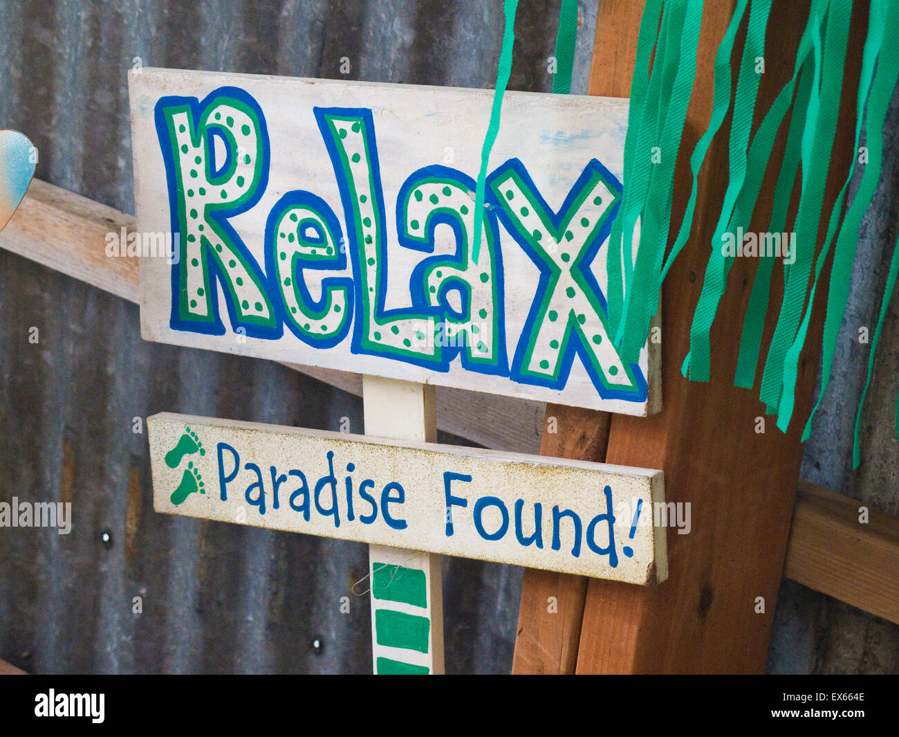 Rustikale Holz entspannen das Paradies gefunden! Strand-Zeichen gegen Wellblech in Oregon gedreht. Stockfoto