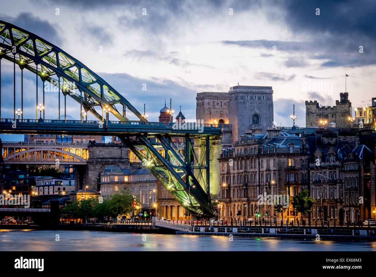 Newcastle-Tyne Bridge und Kai bei Nacht Stockfoto
