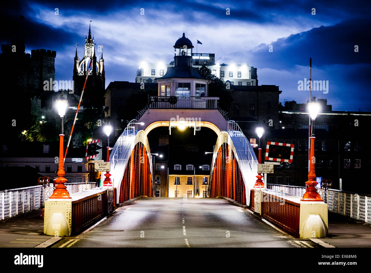 Die Drehbrücke über Newcastle Quayside Stockfoto