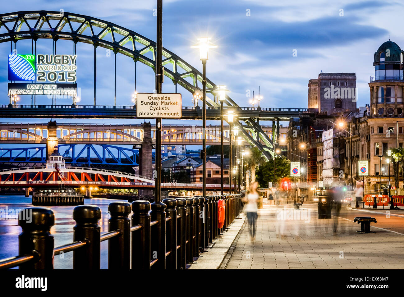 Newcastle-Tyne Bridge und Kai bei Nacht Stockfoto