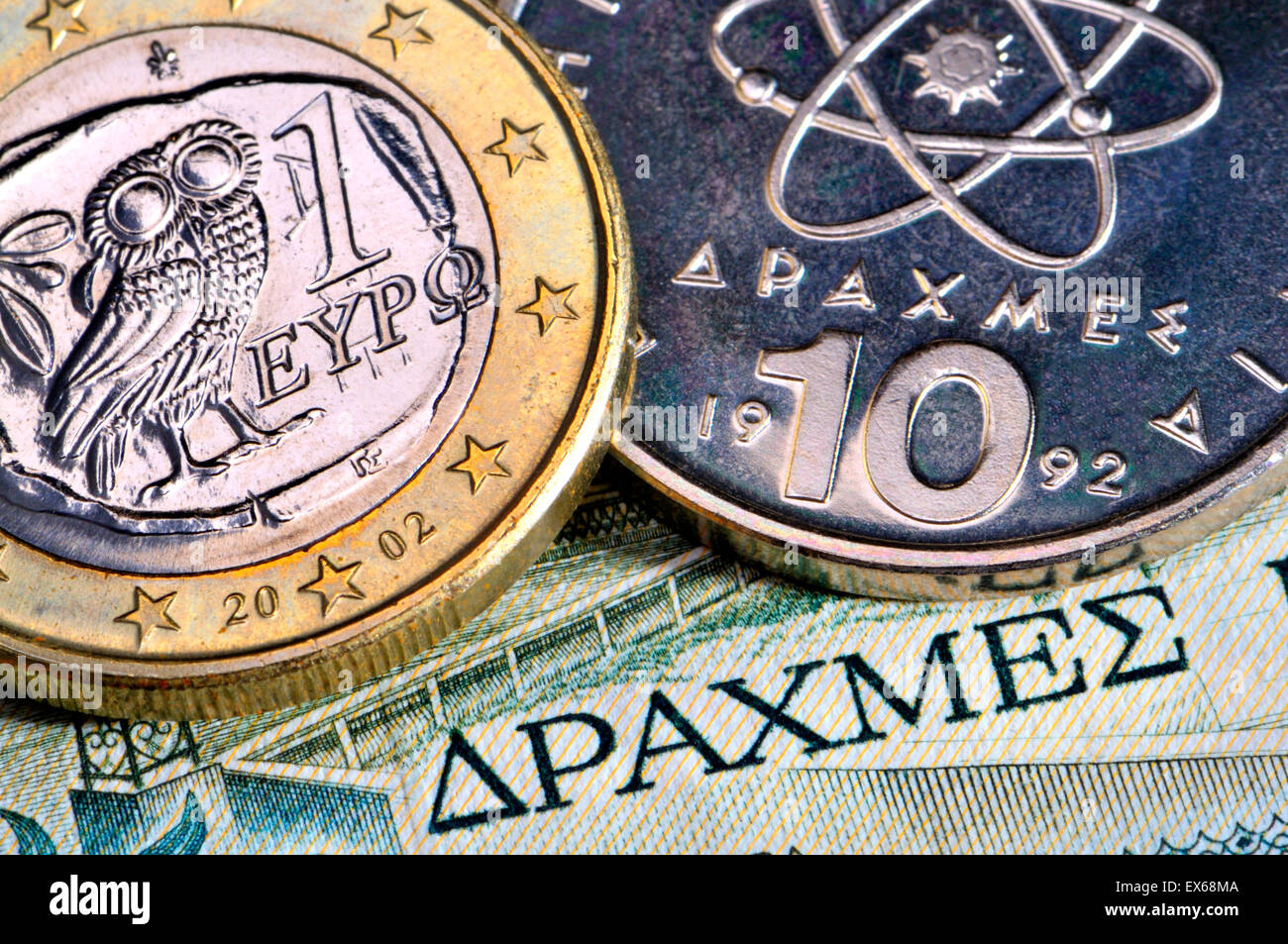 Griechische Währung - Drachmen und 1 Euro auf ein 1980er Jahre 50 Drachmen Hinweis Stockfoto