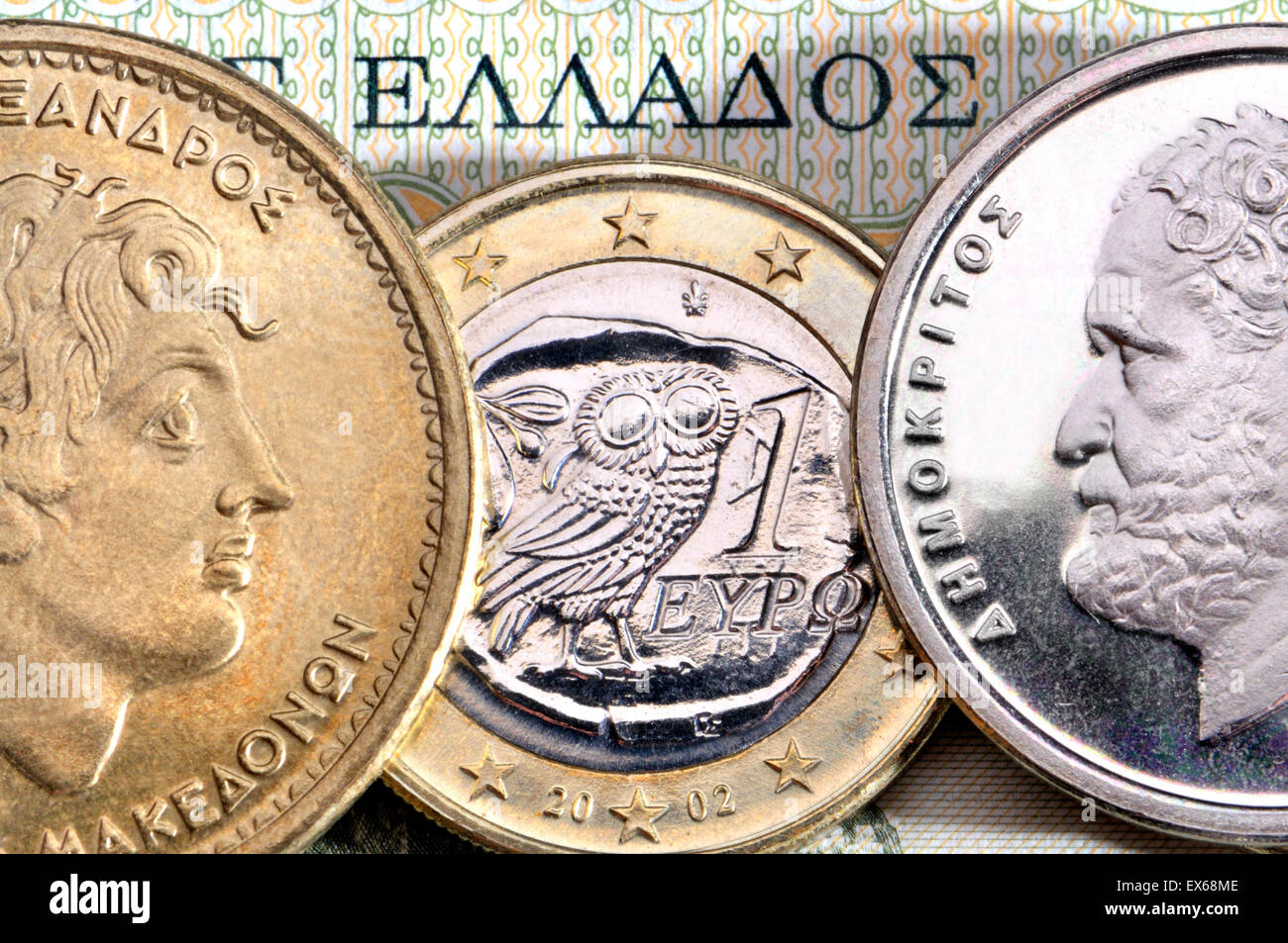 Griechische Währung - Drachmen und Euro. Alexander der große (100 Drachmen) und Demokraten (10 Drachmen) und 1-Euro-Münze Stockfoto