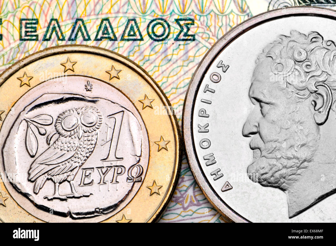 Griechische Währung - Drachmen und Euro - Demokratiepreis auf einer 10dr-Münze Stockfoto