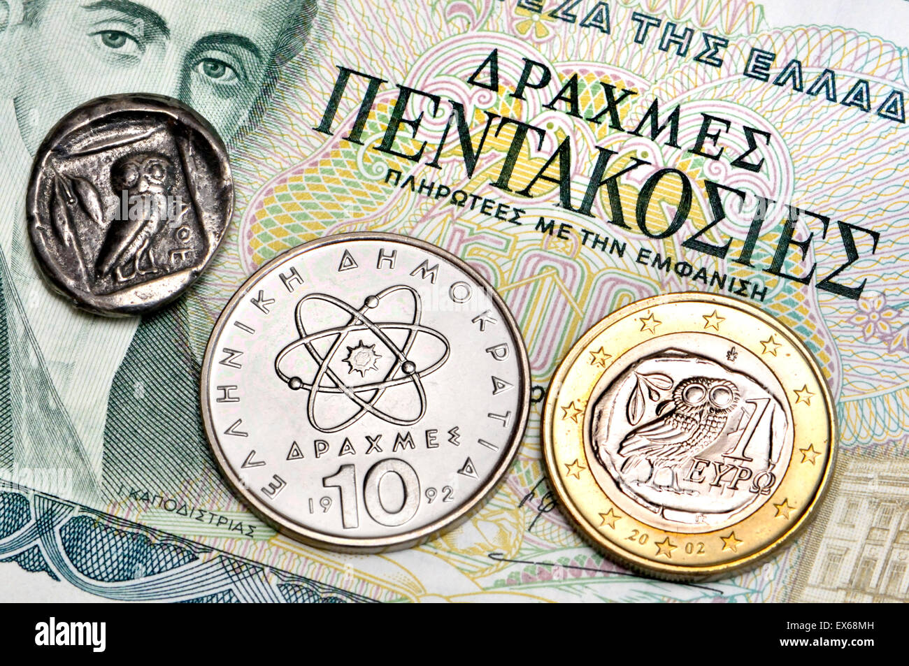 Griechische Währung - antike griechische Münze, 10 Drachmen und 1 Euro Stockfoto