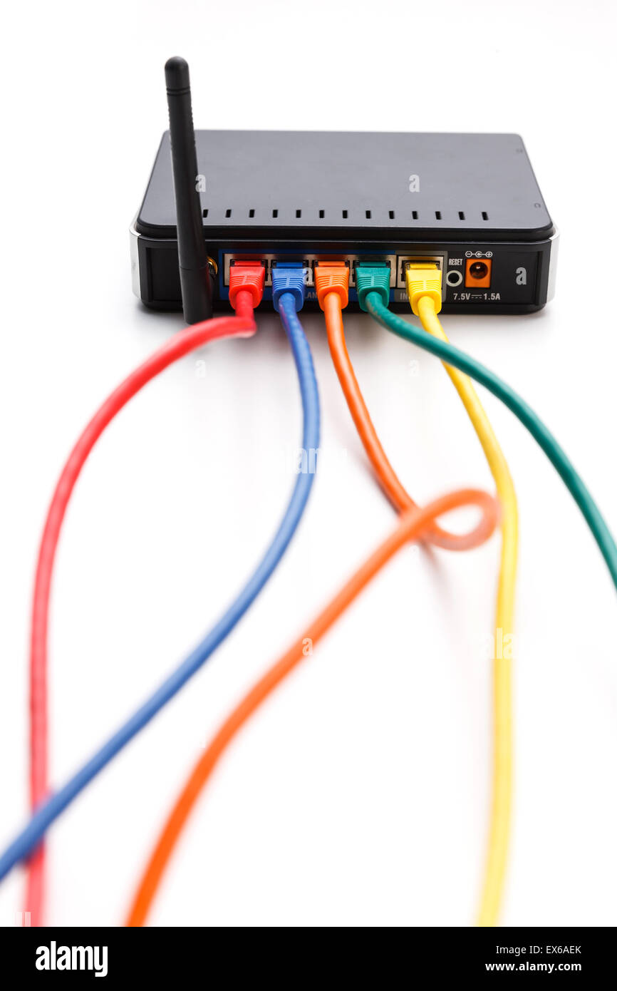 Nahaufnahme der Kabel an der Rückseite des Wlan Routers angeschlossen Stockfoto