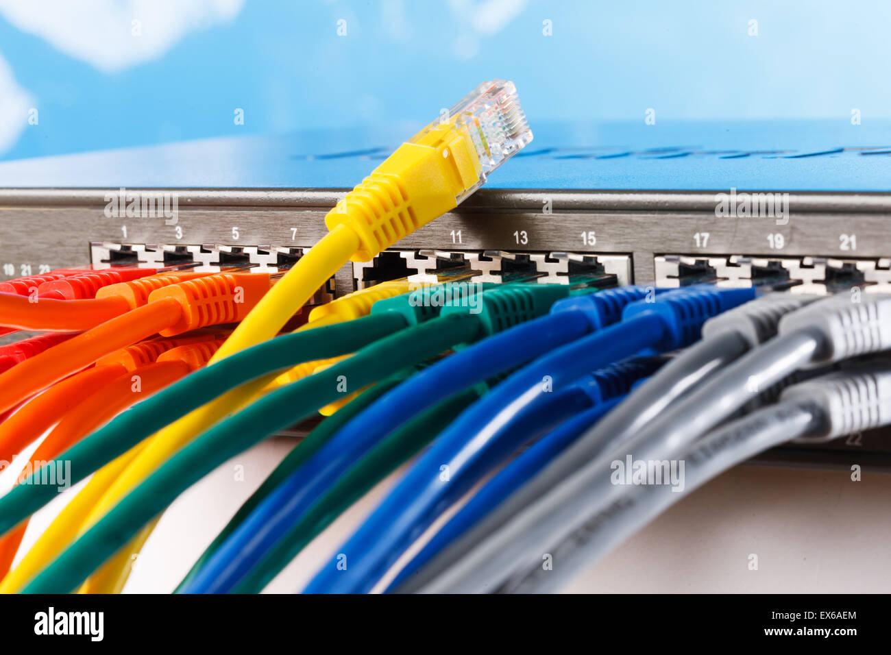 Nahaufnahme der Kabel an der Rückseite des Wlan Routers angeschlossen Stockfoto