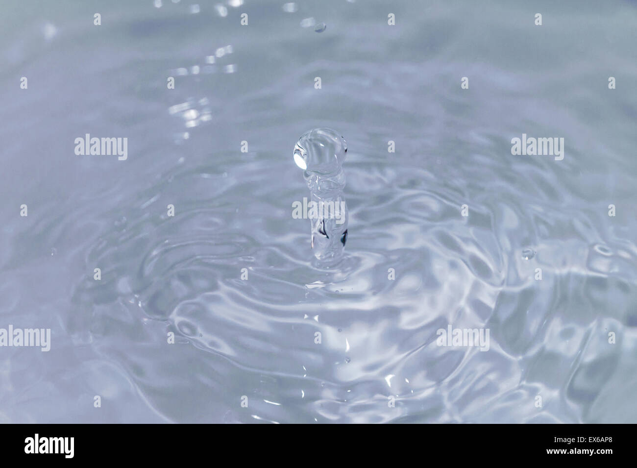 Spritzwasser mit einem Tropfen Wasser von oben fliegen Stockfoto