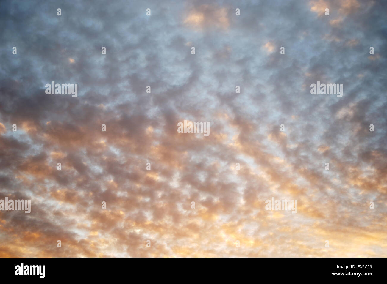 schöne Wolke am Himmel am Abend der bürgerlichen Dämmerung Stockfoto