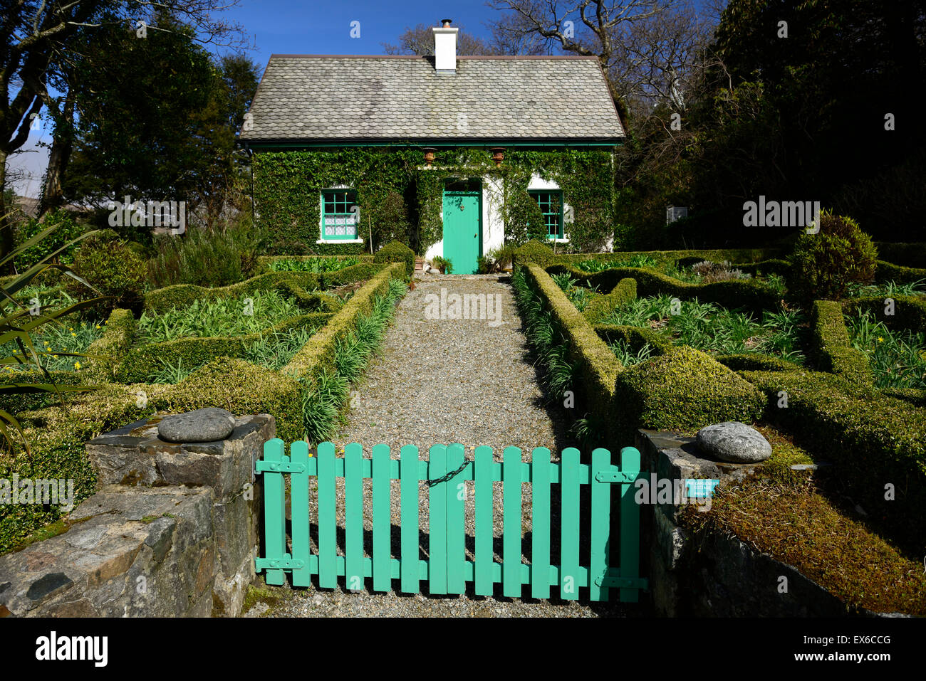 Gärtner Hütte Glenveagh Burg eingemauert Potager Potagers Garten Gartenarbeit Feld Hedge-Nationalpark Donegal RM Floral Stockfoto