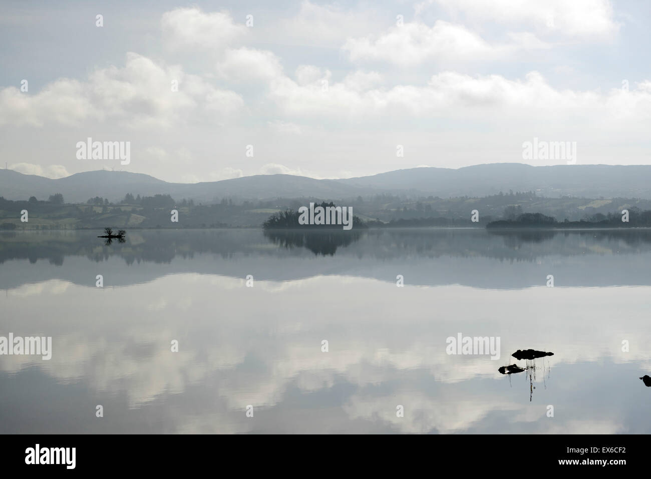 Lough Eske See Dunst dunstigen Tag Spiegelung spiegeln Donegal RM Irland Stockfoto