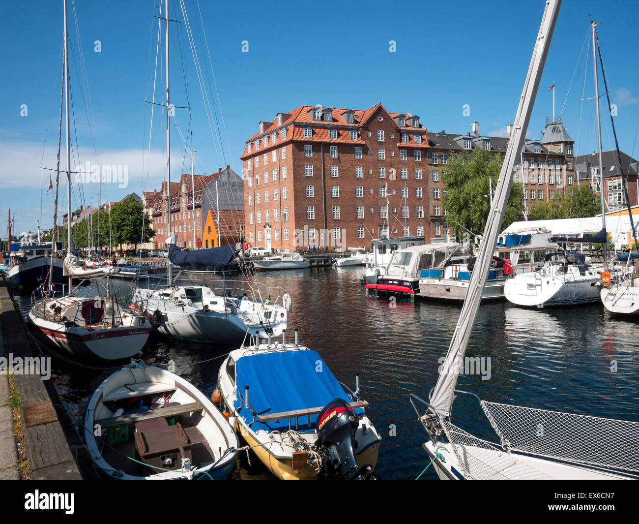 Moderne Wohnungen und Boote im Hafengebiet von Christianshavn, Kopenhagen, Dänemark Stockfoto