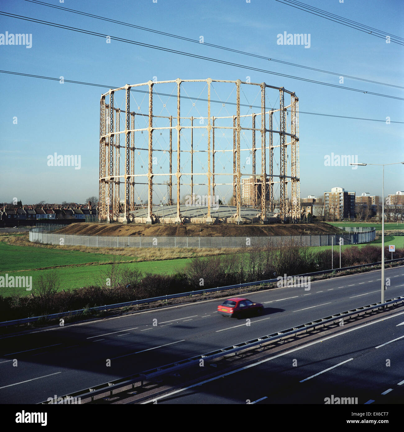 Viktorianische Gasometer stehen neben North Circular Rd. East Ham, East London. 12.2003. UK Stockfoto