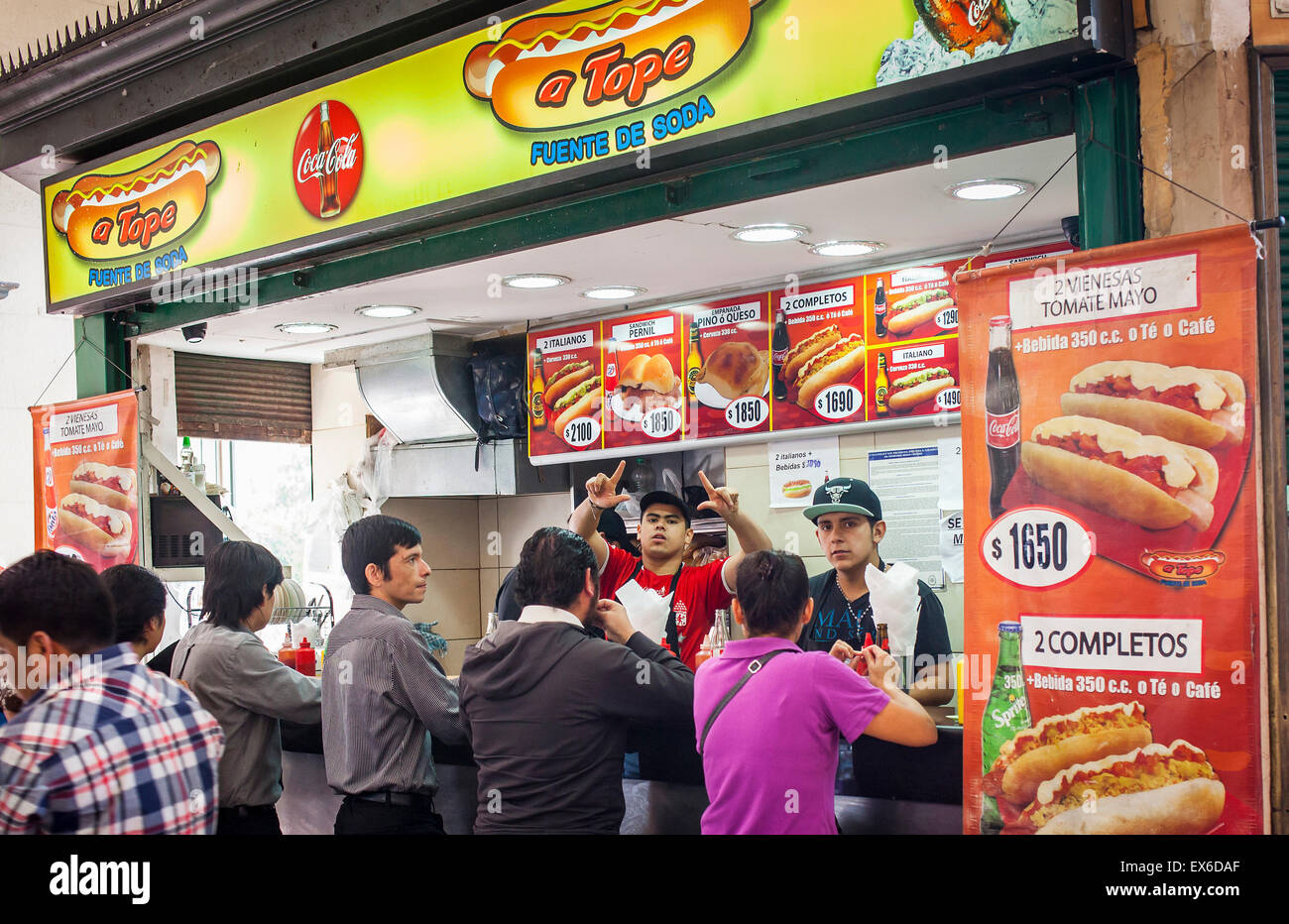 Fast-Food-Stand in den Arkaden des Plaza de Armas, Santiago. Chile. Stockfoto