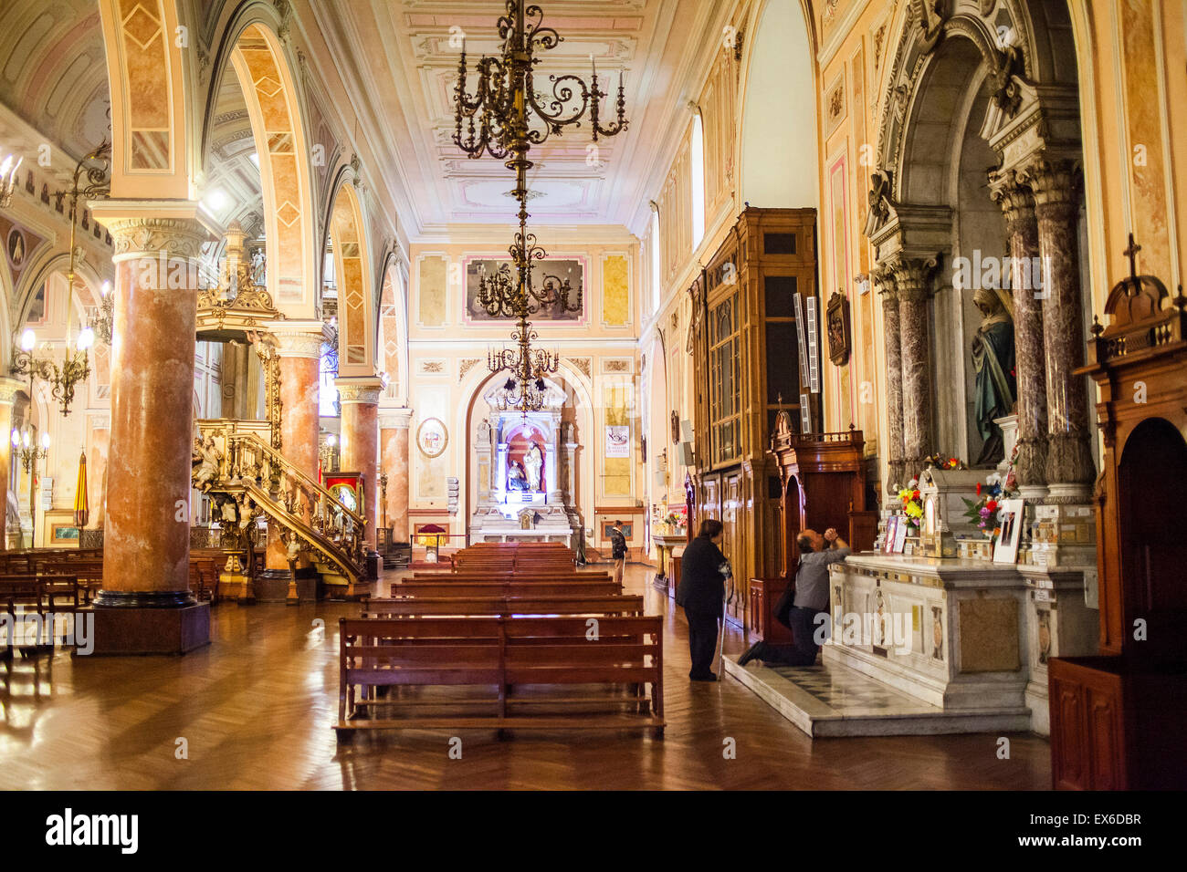 Beten, Basilica De La Merced, Interieur, Santiago. Chile. Stockfoto