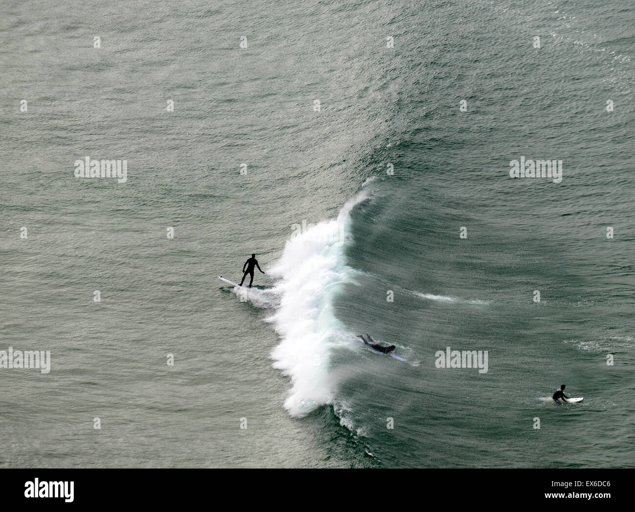 Surf Surfer Surfen wilden Atlantik Weg west Küste RM Irland Stockfoto