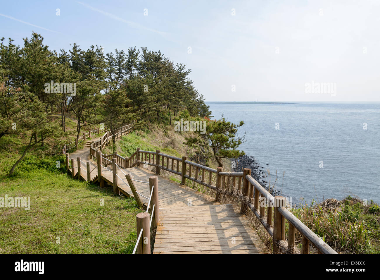 Blick auf Olle Wanderweg Nr. 10 Kurs in Songaksan in Insel Jeju, Korea. Olle besticht durch Kurse erstellt Küste entlang wandern. Stockfoto