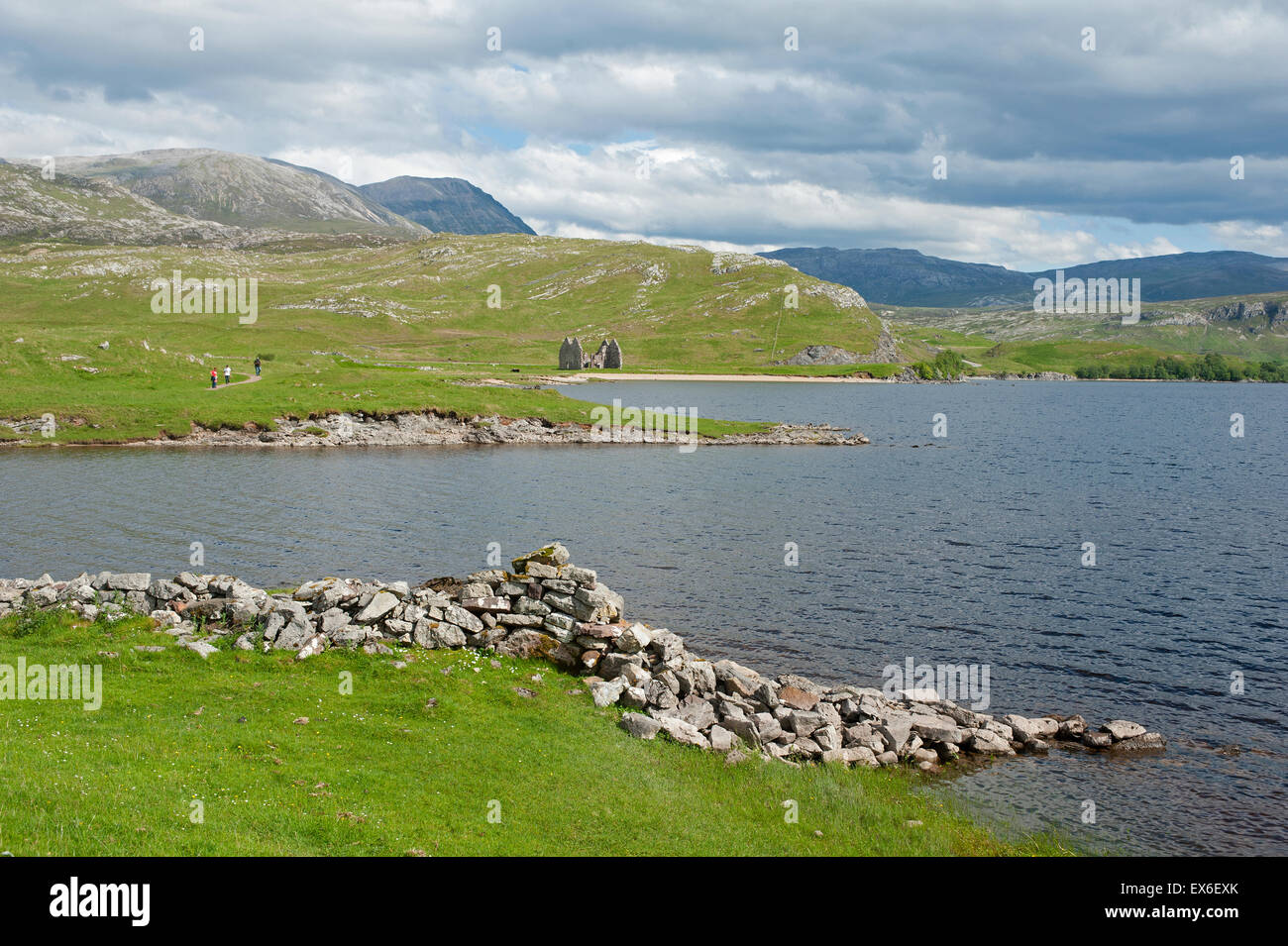 Inchnadamph Berge aus den Ruinen von Ardvreck Castle am Loch Assynt in Sutherland.  SCO 9913. Stockfoto