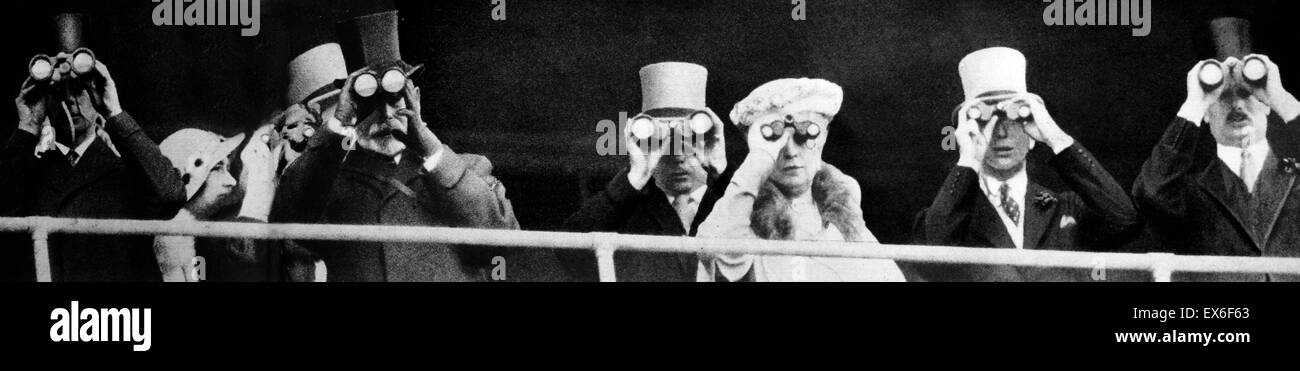 Ein Tag auf der Pferderennbahn Ascot 1935. König George v. und Queen Mary schauen durch ein Fernglas, aus dem Royal-Gehäuse, umgeben von einigen ihrer Söhne und mit The Duchess of York (Queen Elizabeth die Ehefrau von George Vi) gesehen auf der linken Seite Stockfoto