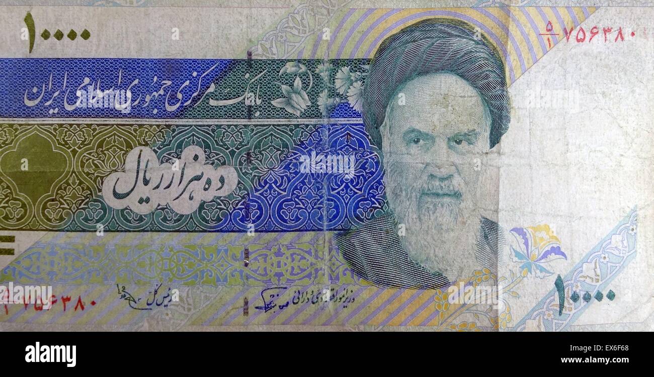 Ajatollah Ruhollah Mustafavi Moosavi Khomeini (1902 – 1989), iranische religiöse Führer und Politiker und Führer der islamischen Revolution von 1979 die sah den Sturz von Mohammad Reza Pahlavi, Schah von Persien. Gezeigt auf einer Banknote 10 000 Rial Stockfoto