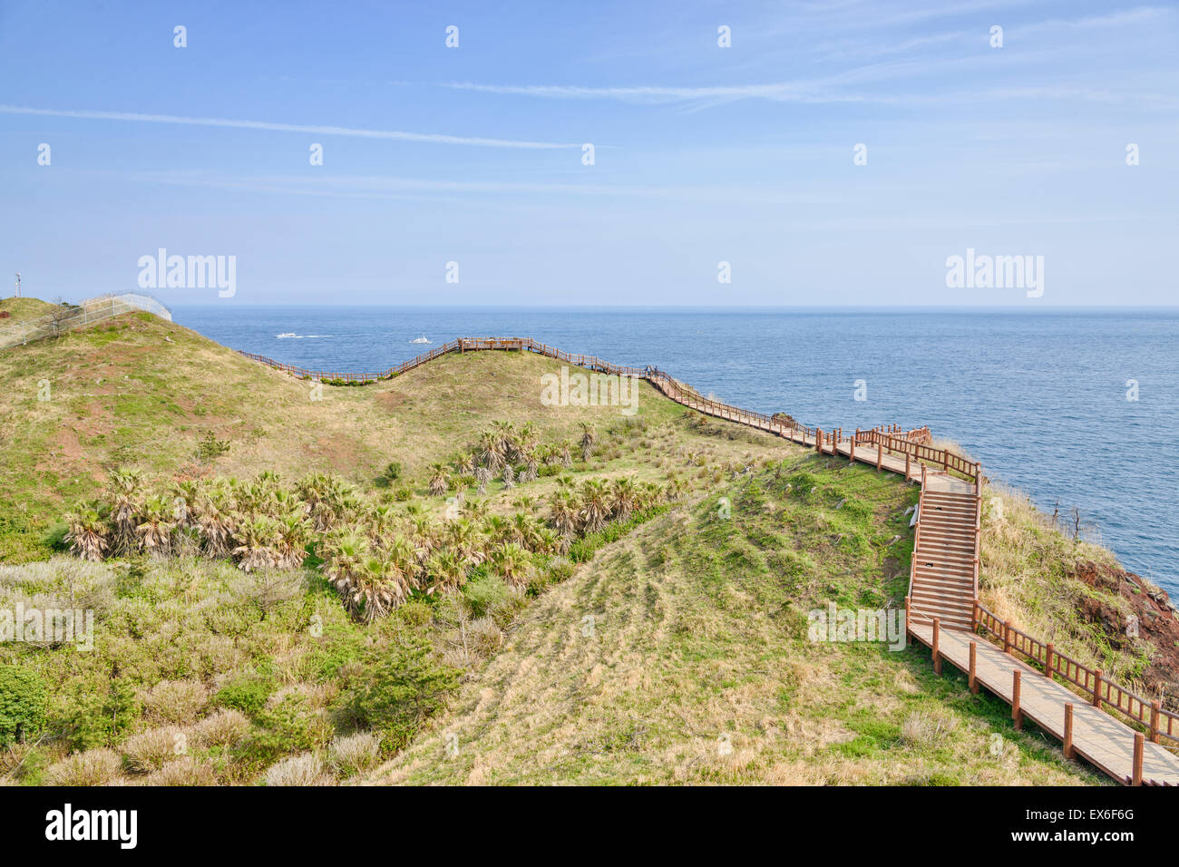 Blick auf Olle Wanderweg Nr. 10 Kurs in Songaksan in Insel Jeju, Korea. Olle besticht durch Kurse erstellt Küste entlang wandern. Stockfoto