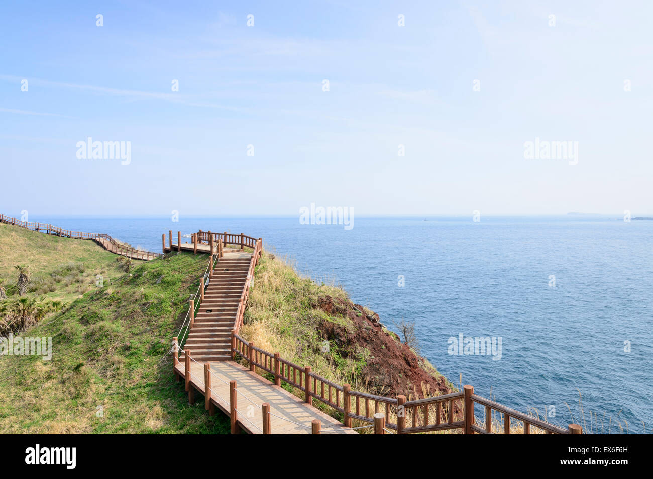 Blick auf Olle Wanderweg Nr. 10 Kurs in Songaksan in Insel Jeju, Korea. Olle besticht durch Kurse erstellt Küste entlang wandern. Stockfoto